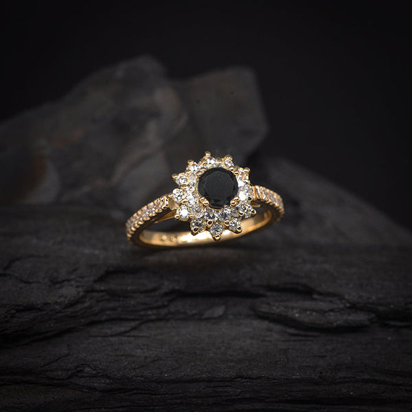 Anillo de compromiso con diamante negro natural central de .50ct y 44ct de diamantes naturales laterales oro amarillo de 18 kilates
