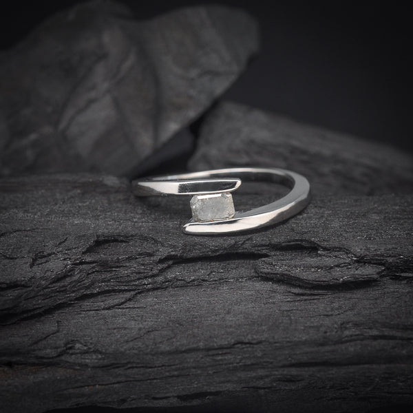 Anillo de compromiso con diamante natural sal y pimienta de .30ct corte esmeralda elaborado en oro blanco de 14k