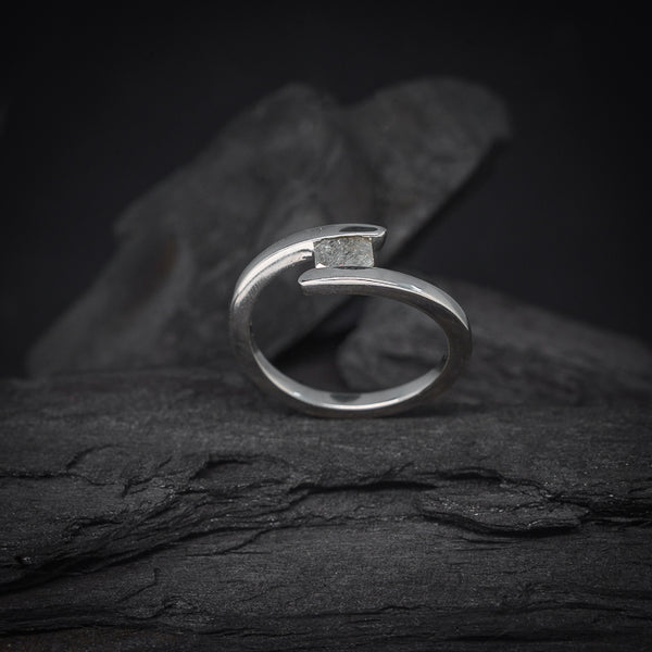 Anillo de compromiso con diamante natural sal y pimienta de .30ct corte esmeralda elaborado en oro blanco de 14k