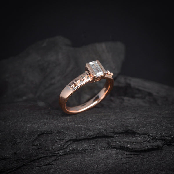 Anillo de compromiso con moissanita de .50ct corte esmeralda certificado GRA elaborado en oro rosa de 14 kilates