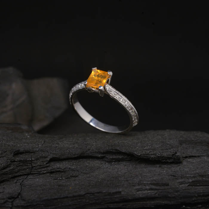 Anillo de compromiso con ópalo de fuego natural y 40 diamantes naturales laterales elaborado en oro blanco de 14 kilates