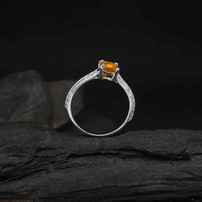 Anillo de compromiso con ópalo de fuego natural y 40 diamantes naturales laterales elaborado en oro blanco de 14 kilates