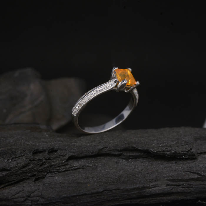 Anillo de compromiso con ópalo de fuego natural y 40 diamantes naturales laterales elaborado en oro blanco de 14 kilates