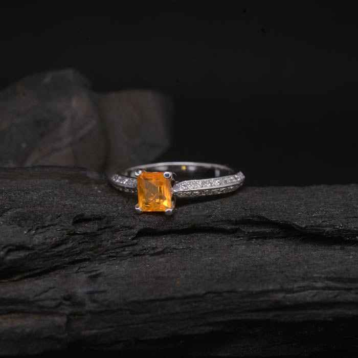 Anillo de compromiso con ópalo de fuego natural y 40 diamantes naturales laterales elaborado en oro blanco de 14 kilates