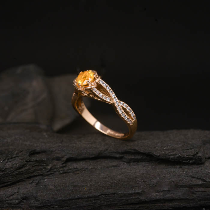 Anillo de compromiso con ópalo de fuego natural y 48 diamantes naturales laterales elaborado en oro rosa de 14 kilates