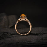 Anillo de compromiso con ópalo de fuego natural y 48 diamantes naturales laterales elaborado en oro rosa de 14 kilates