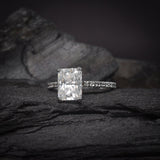 Anillo de compromiso con diamante de laboratorio de 2.5ct corte radiante con certificado IGI y 24 diamantes de laboratorio laterales elaborado en oro blanco de 14k