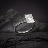 Anillo de compromiso con diamante de laboratorio de 2.5ct corte radiante con certificado IGI y 24 diamantes de laboratorio laterales elaborado en oro blanco de 14k