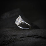 Anillo de compromiso con diamante de laboratorio de 2.0ct corte gota con certificado IGI elaborado en oro blanco de 14k