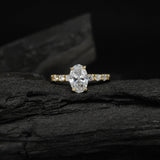 Anillo de compromiso con moissanita oval de 1.5ct con certificado GRA y moissanitas laterales elaborado en oro amarillo de 14 kilates