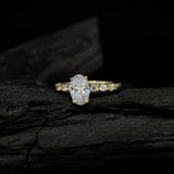 Anillo de compromiso con moissanita oval de 1.5ct con certificado GRA y moissanitas laterales elaborado en oro amarillo de 14 kilates
