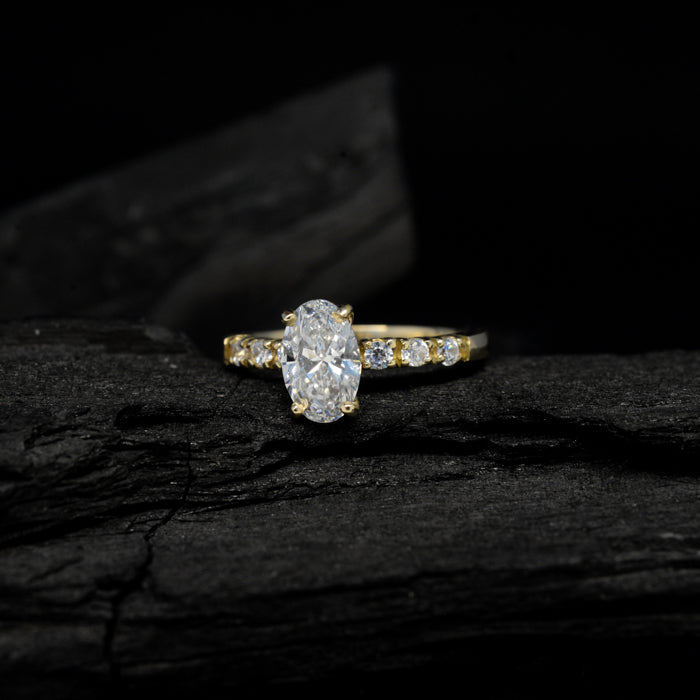 Anillo de compromiso con moissanita oval de 1.5ct con certificado GRA y moissanitas laterales elaborado en oro amarillo de 14 kilates