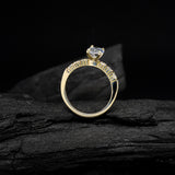 Anillo de compromiso con moissanita oval de 1.5ct con certificado GRA y moissanitas laterales elaborado en oro amarillo de 14 kilates