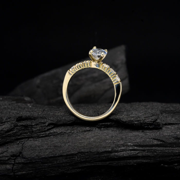 Anillo de compromiso con moissanita oval de 1.5ct con certificado GRA y moissanitas laterales elaborado en oro amarillo de 14 kilates