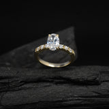 Anillo de compromiso con moissanita oval de 1.5ct con certificado GRA y moissanitas laterales elaborado en oro amarillo de 14 kilates