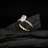Anillo de compromiso con moissanita oval de 1.5ct con certificado GRA y moissanitas laterales elaborado en oro amarillo de 14 kilates