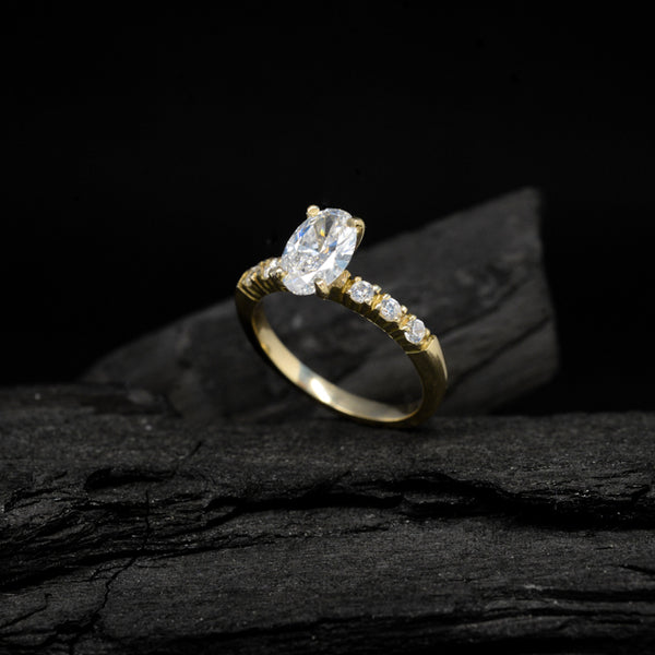 Anillo de compromiso con moissanita oval de 1.5ct con certificado GRA y moissanitas laterales elaborado en oro amarillo de 14 kilates