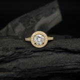 Anillo de compromiso con diamante de laboratorio central de 2.0ct con certificado IGI y cristales laterales elaborado en oro amarillo de 14 kilates