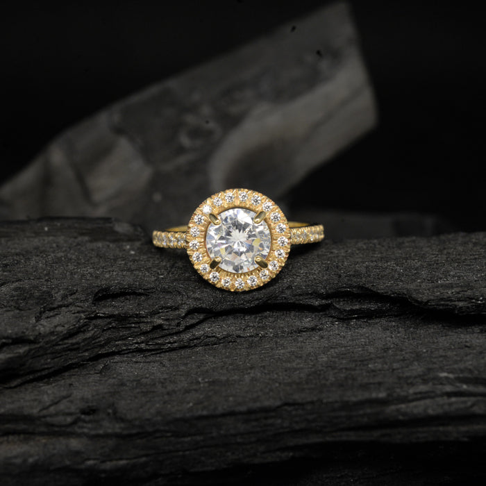Anillo de compromiso con diamante de laboratorio central de 2.0ct con certificado IGI y cristales laterales elaborado en oro amarillo de 14 kilates