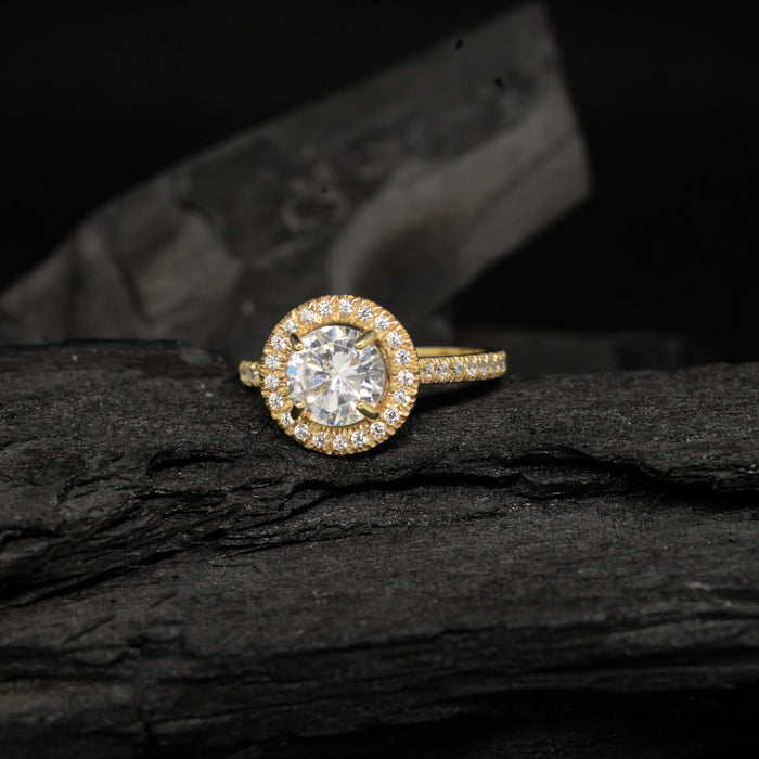 Anillo de compromiso con diamante de laboratorio central de 2.0ct con certificado IGI y cristales laterales elaborado en oro amarillo de 14 kilates
