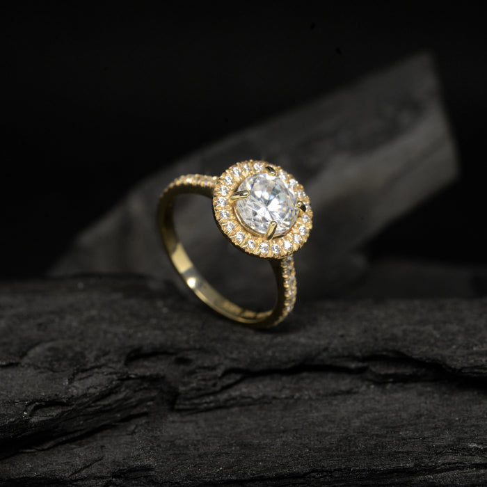 Anillo de compromiso con diamante de laboratorio central de 2.0ct con certificado IGI y cristales laterales elaborado en oro amarillo de 14 kilates