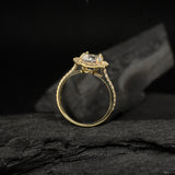 Anillo de compromiso con diamante de laboratorio central de 2.0ct con certificado IGI y cristales laterales elaborado en oro amarillo de 14 kilates