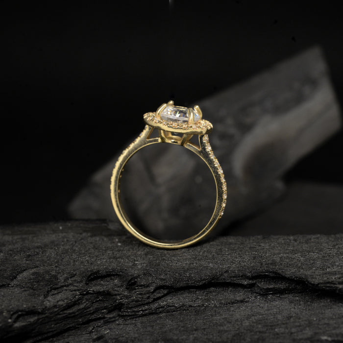 Anillo de compromiso con diamante de laboratorio central de 2.0ct con certificado IGI y cristales laterales elaborado en oro amarillo de 14 kilates