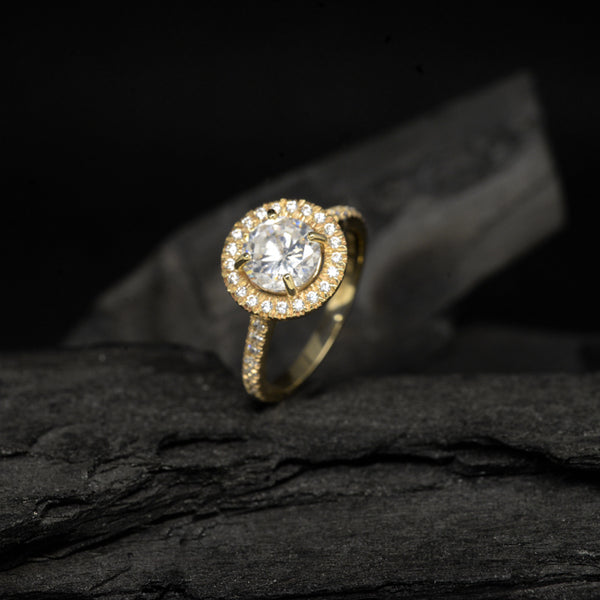 Anillo de compromiso con diamante de laboratorio central de 2.0ct con certificado IGI y cristales laterales elaborado en oro amarillo de 14 kilates