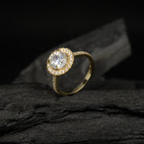 Anillo de compromiso con diamante de laboratorio central de 2.0ct con certificado IGI y cristales laterales elaborado en oro amarillo de 14 kilates