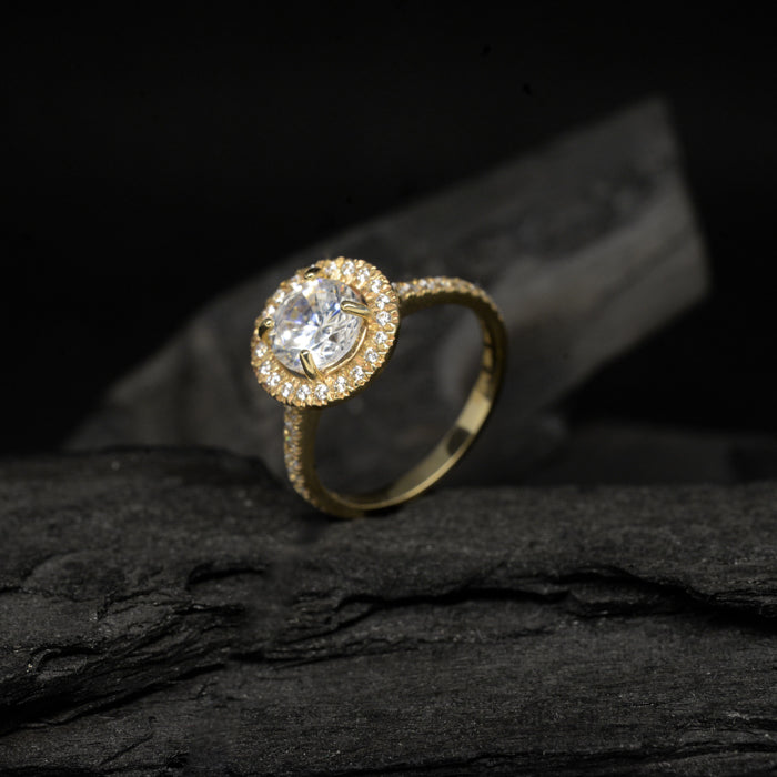 Anillo de compromiso con diamante de laboratorio central de 2.0ct con certificado IGI y cristales laterales elaborado en oro amarillo de 14 kilates