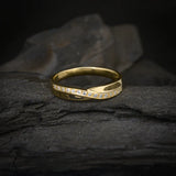 Argolla de matrimonio maciza de 4mm con incrustación de cristales (mitad de la pieza) elaborada en oro amarillo de 14k