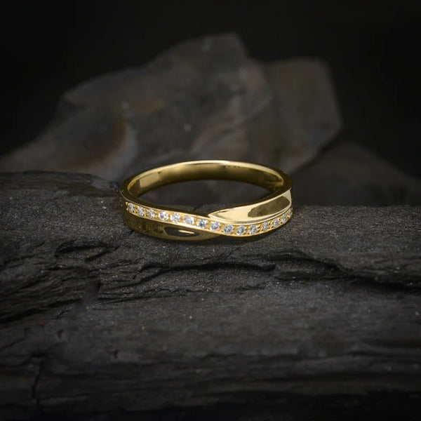Argolla de matrimonio maciza de 4mm con incrustación de cristales (mitad de la pieza) elaborada en oro amarillo de 10k