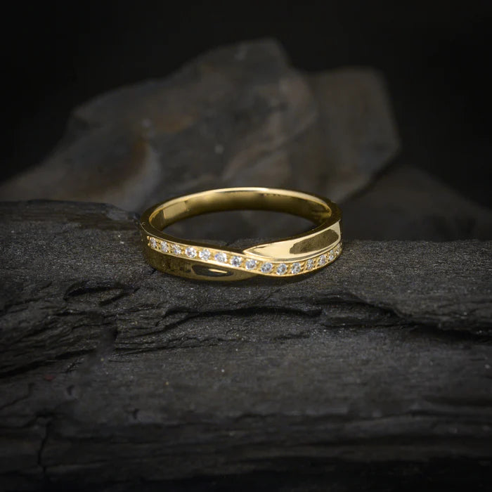 Argolla de matrimonio maciza de 4mm con incrustación de cristales (mitad de la pieza) elaborada en oro amarillo de 14k