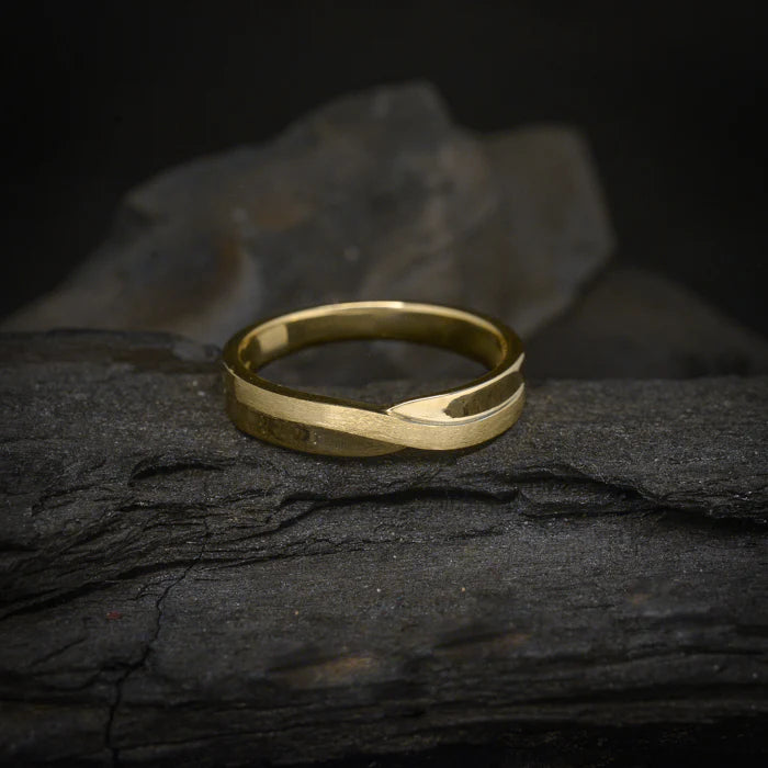 Argolla de matrimonio maciza de 4mm elaborada en oro amarillo de 14k