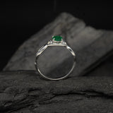 Anillo de compromiso con esmeralda natural de .50ct y diamantes naturales laterales elaborado en oro blanco de 14k