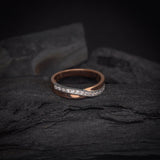 Par de argollas de matrimonio macizas de 4mm con incrustación de .30ct de diamantes naturales elaboradas en oro rosa y blanco de 14 kilates
