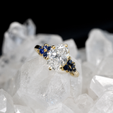 Anillo de compromiso con diamante de laboratorio de 1.5ct corte oval con certificado IGI y 10 zafiros naturales laterales elaborado en oro amarillo de 14k