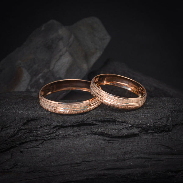 Par de argollas de matrimonio macizas de 4mm elaboradas en oro rosa de 10 kilates