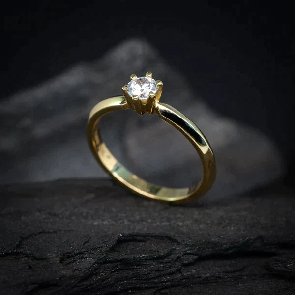 Anillo de compromiso con moissanita de .20ct realizado en oro amarillo 10 kilates