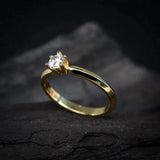 Anillo de compromiso con moissanita de .20ct realizado en oro amarillo 10 kilates