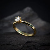 Anillo de compromiso con diamante natural central de .30ct corte brillante con certificado IGI elaborado en oro amarillo 14k