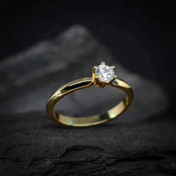 Anillo de compromiso con moissanita de .50ct con certificado GRA realizado en oro amarillo 14 kilates