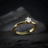 Anillo de compromiso con moissanita de .20ct realizado en oro amarillo 10 kilates