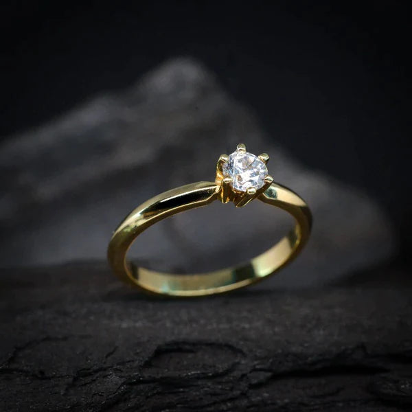 Anillo de compromiso con diamante natural central de .20ct realizado en oro amarillo 14 kilates