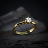 Anillo de compromiso con diamante natural central de .30ct corte brillante con certificado IGI elaborado en oro amarillo 14k