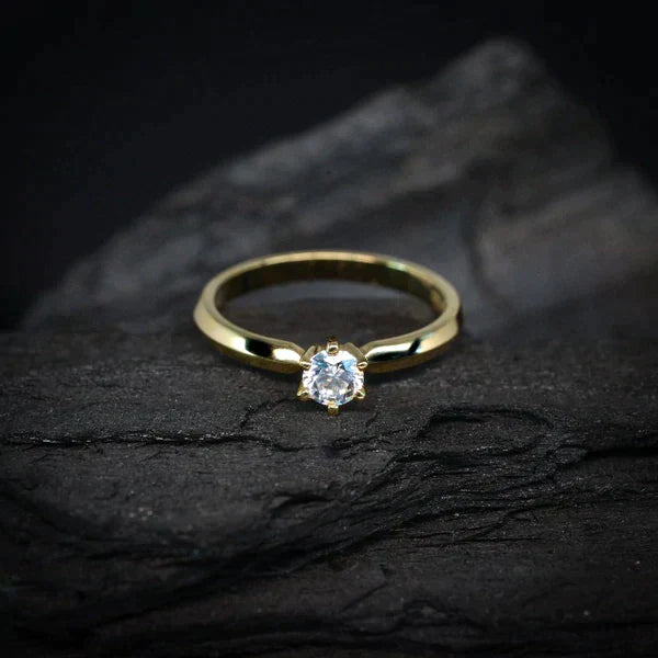 Anillo de compromiso con moissanita de .20ct realizado en oro amarillo 10 kilates