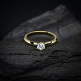 Anillo de compromiso con diamante natural central de .30ct corte brillante con certificado IGI elaborado en oro amarillo 14k