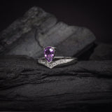 Anillo de compromiso con amatista natural y 9 diamantes laterales elaborado en oro blanco de 14k