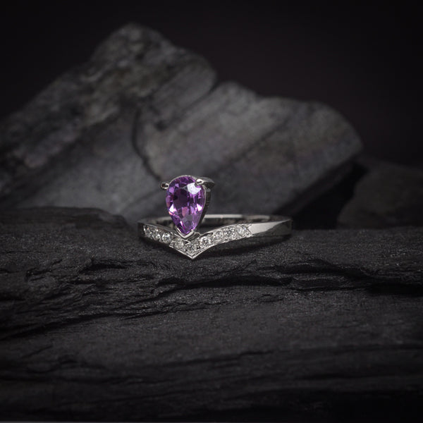Anillo de compromiso con amatista natural y 9 diamantes laterales elaborado en oro blanco de 14k