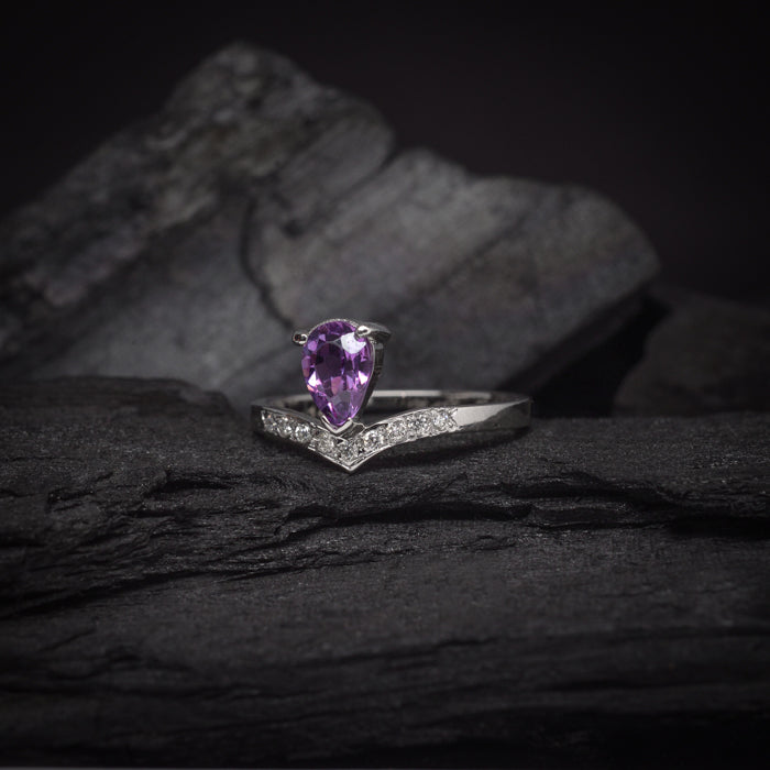 Anillo de compromiso con amatista natural y 9 diamantes laterales elaborado en oro blanco de 14k